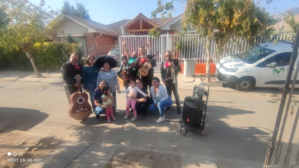 El equipo de Abastible La Cruz junto a la camioneta de reparto frente a una casa