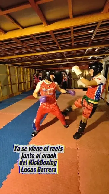 Clase infantil en el dojo: alumnos con gi sobre tatami