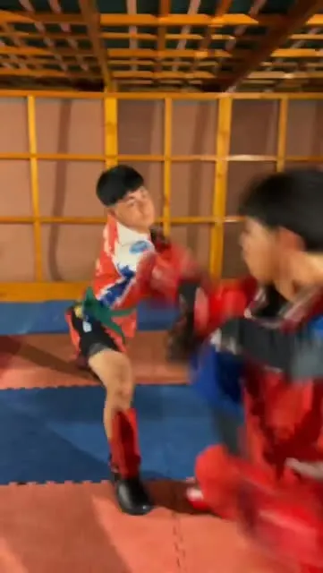 Combate en torneo sobre tatami de competencia, árbitro WAKO Chile