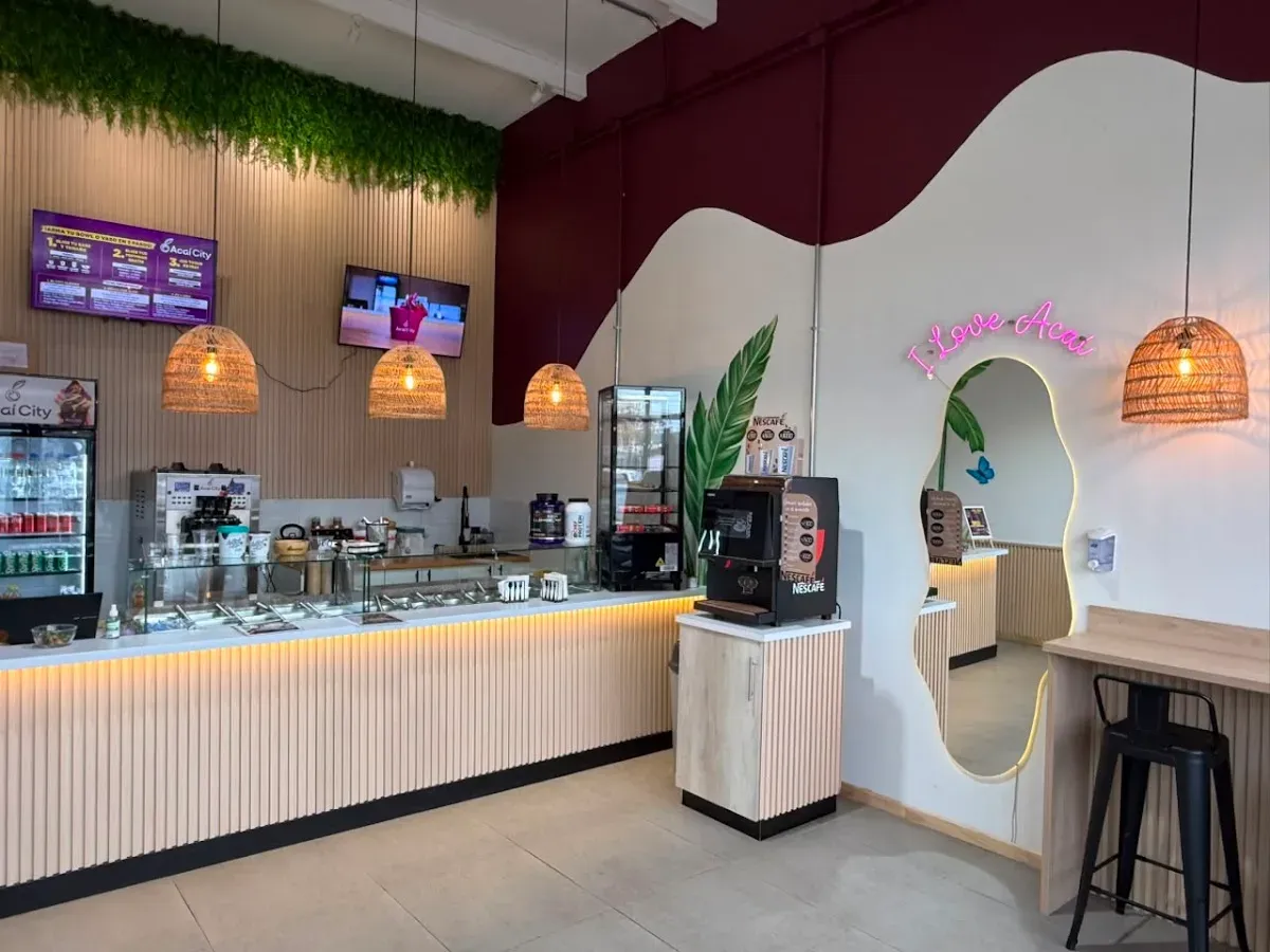 Interior de Acai City con su barra, murales y lámparas de ratán