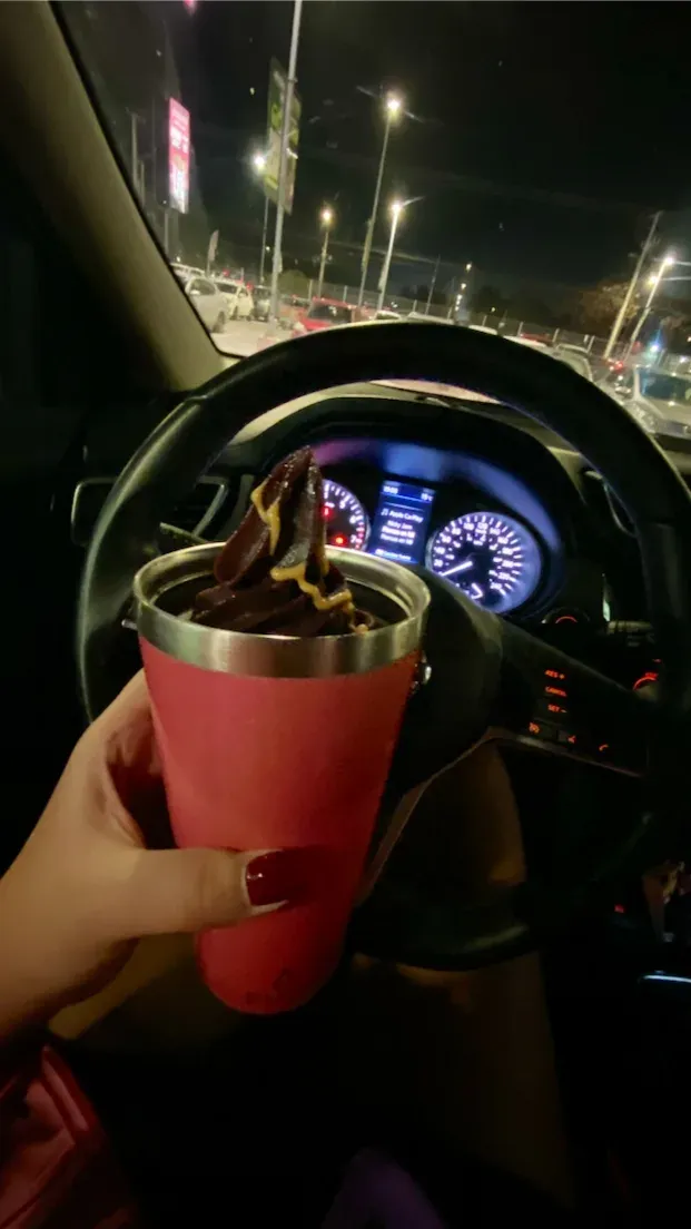 Vaso de Acai City para llevar, de noche