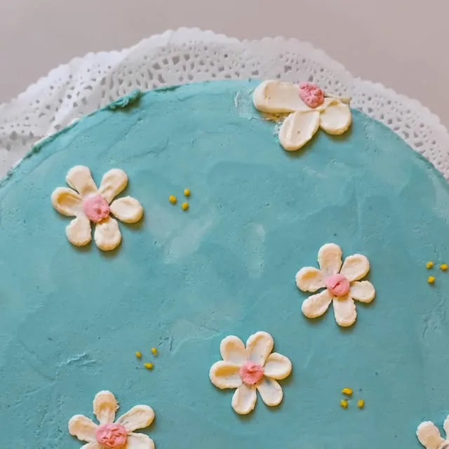 Torta personalizada celeste con flores de Acuérdate de Mí