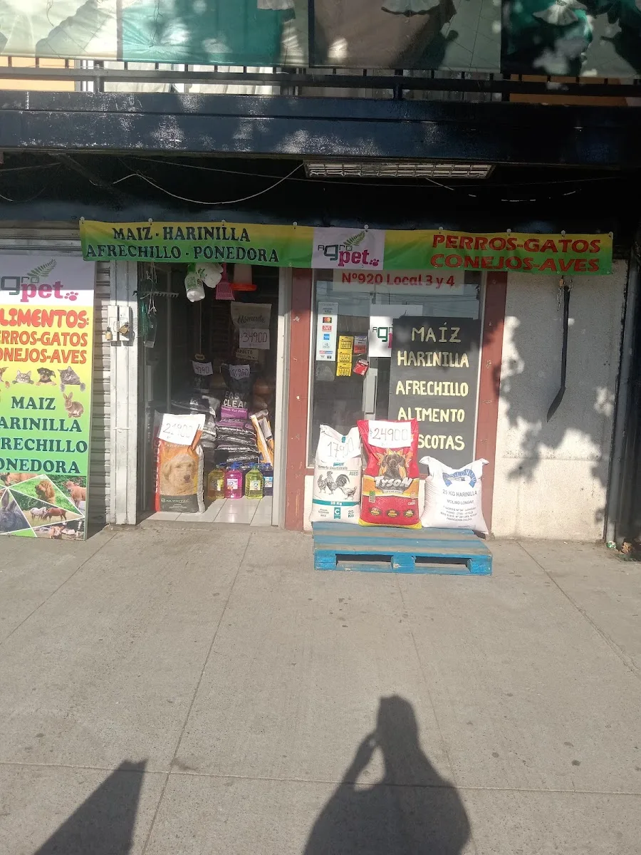 Local de Alfredo Pérez con carteles de maíz, harinilla, afrechillo y ponedora