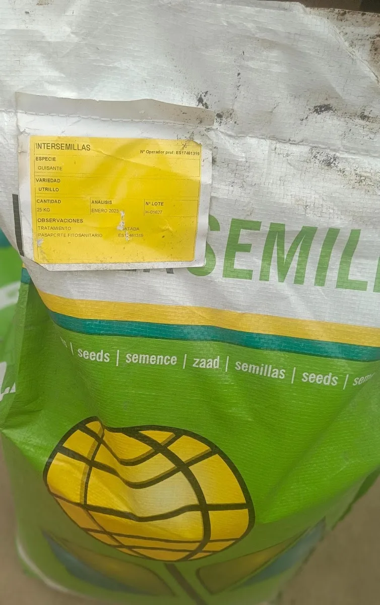 Saco de semilla con la franja verde y amarilla característica