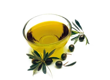 Aceite de oliva Don Rafael servido en un pocillo de vidrio con aceitunas
