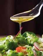 Aceite de oliva 8 Olivos cayendo sobre una ensalada
