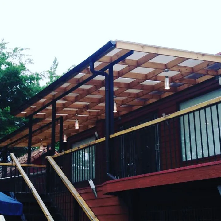 Estructura de madera construida en el patio de Agroservi, San Clemente