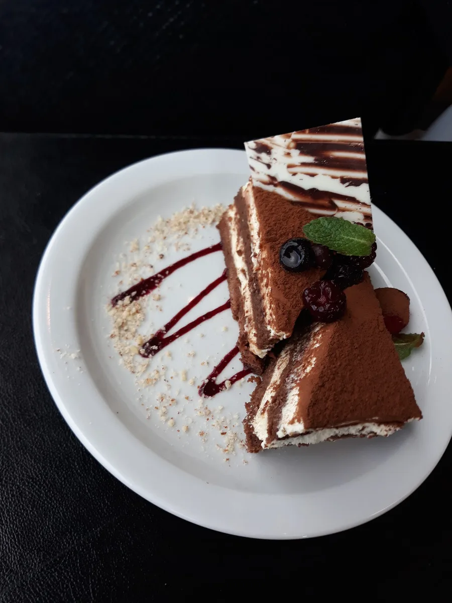 Postre de chocolate con salsa, de la carta dulce de Alcatorce