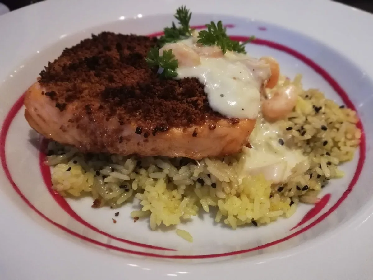 Salmón sellado sobre arroz, plato de la carta de Alcatorce