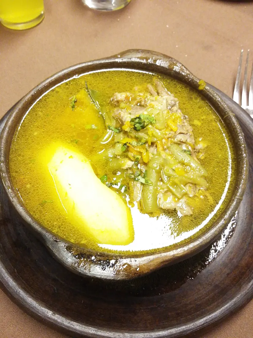 Cazuela de vacuno humeante del restaurant Aleros de Molina