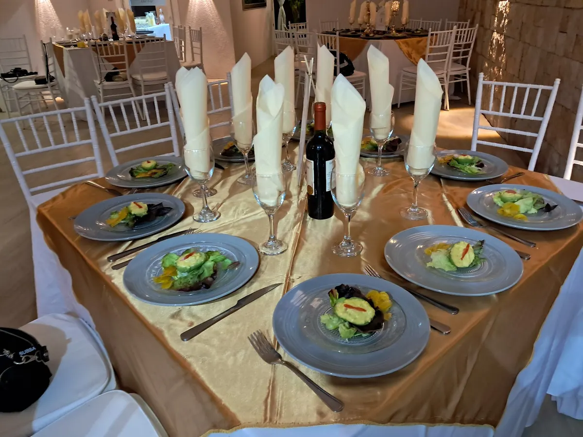 Mesa de banquete preparada en el salón del restaurant Aleros de Molina