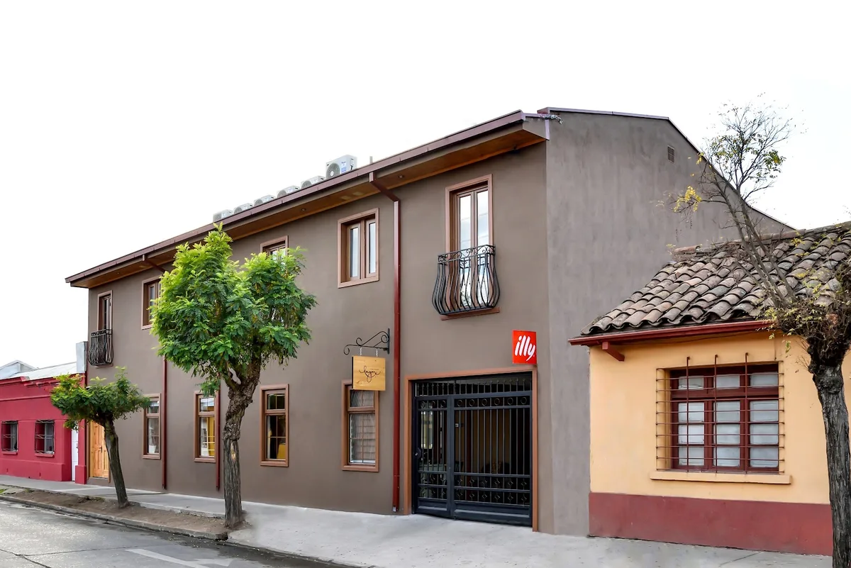 Fachada del Hostal y Restaurant Aleros de Molina, en Luis Cruz Martínez 1947