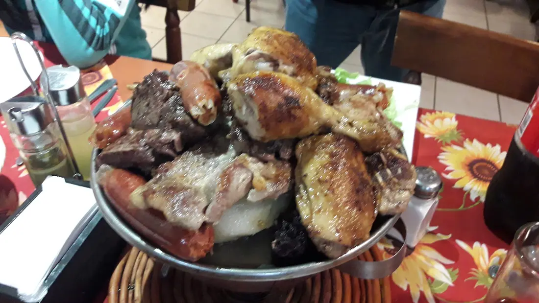 Parrillada para compartir del restaurant Aleros de Molina
