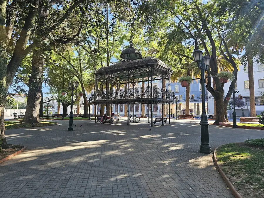 Plaza de Armas de Molina y su quiosco central, a pasos del hostal