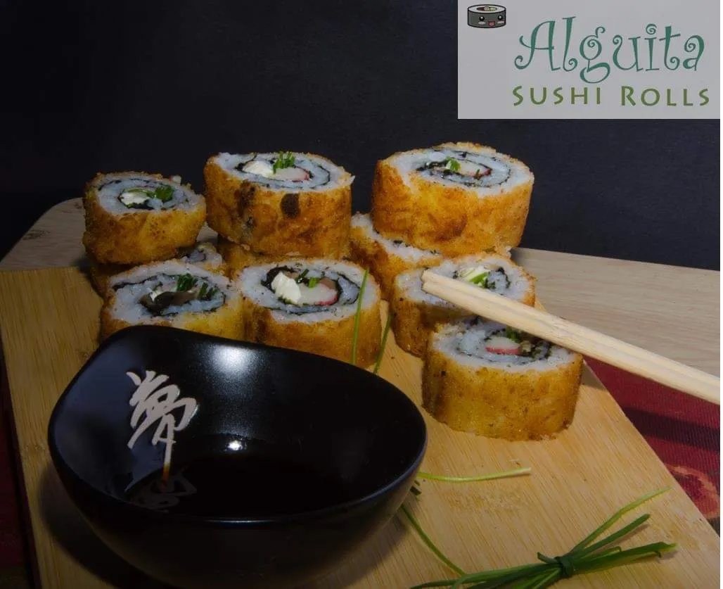 Rolls de sushi en tempura sobre tabla de bambú con salsa de soya, foto de la ficha de Alguita
