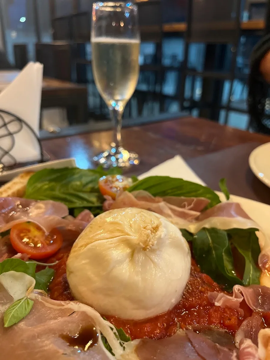 Burrata con tomates cherry y albahaca