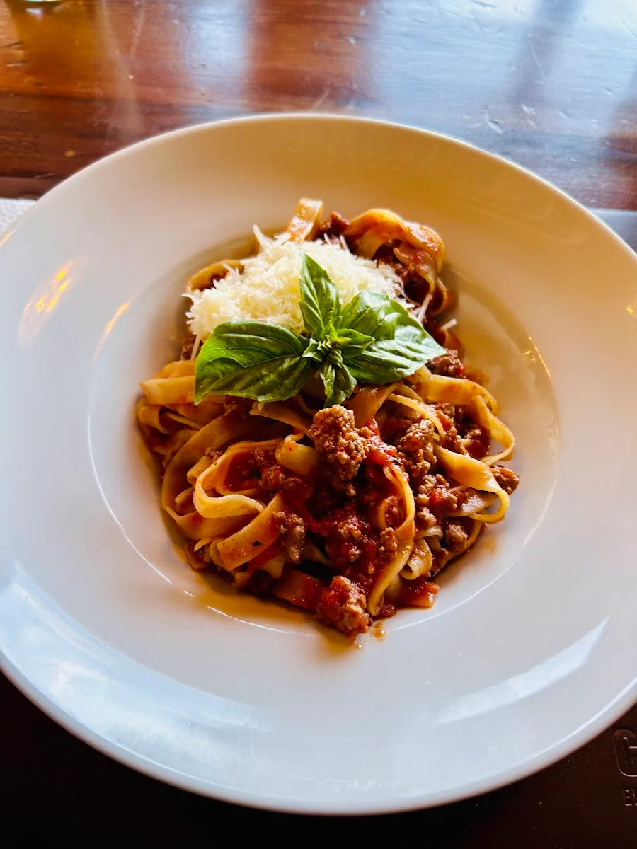 Plato de pasta recién servido en Alma restaurant