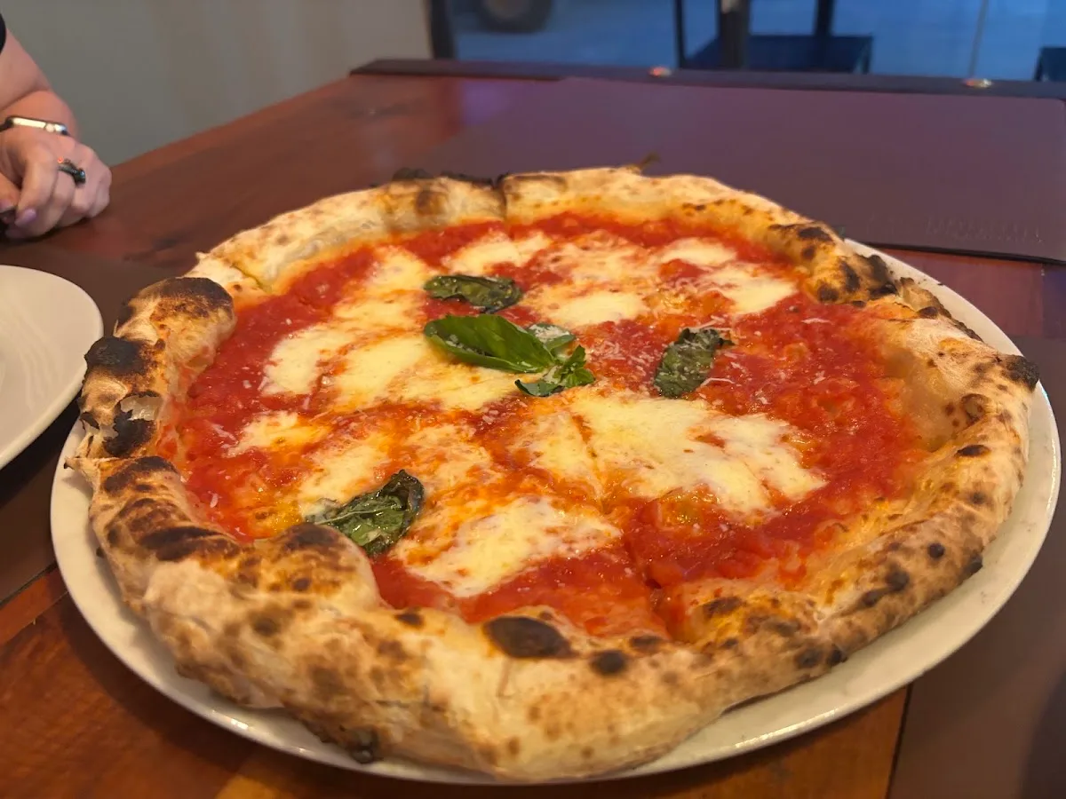 Pizza margherita con albahaca fresca de Alma restaurant