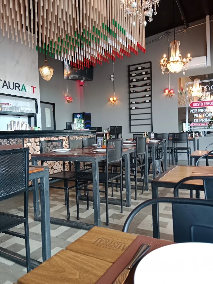 Salón de Alma restaurant con el techo de listones pintados en verde y rojo, lámparas y rack de vinos