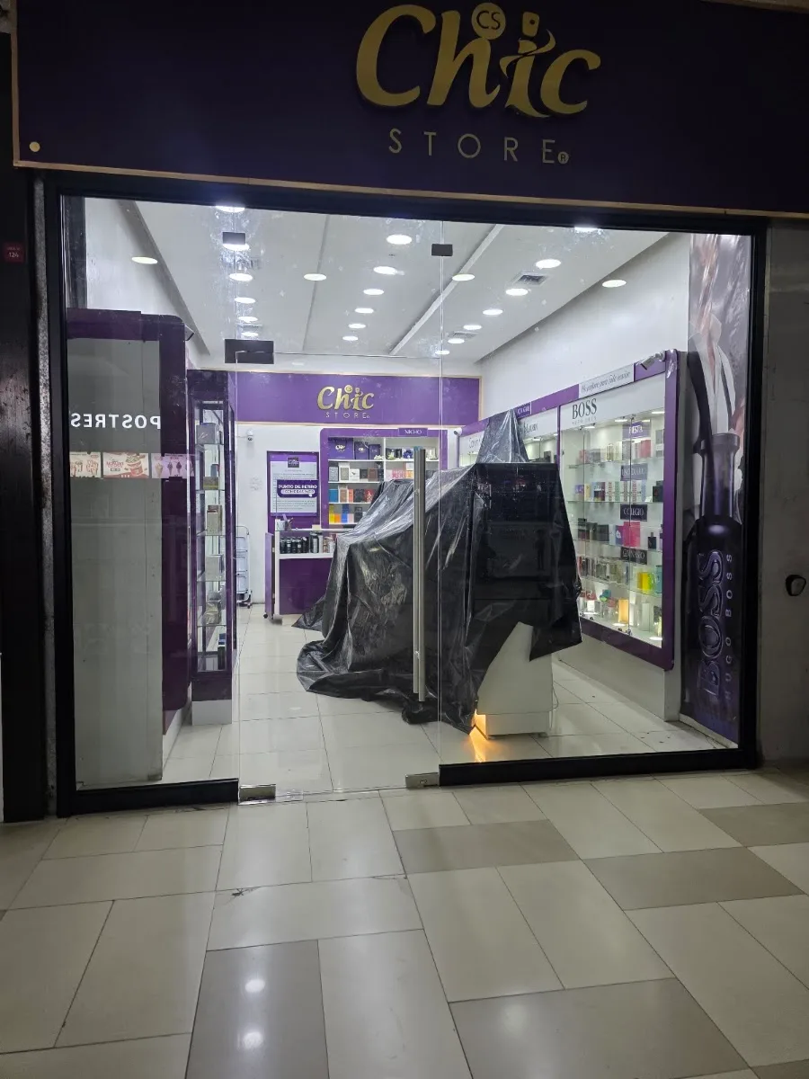 Vitrina de vidrio con puerta instalada en la tienda Chic Store