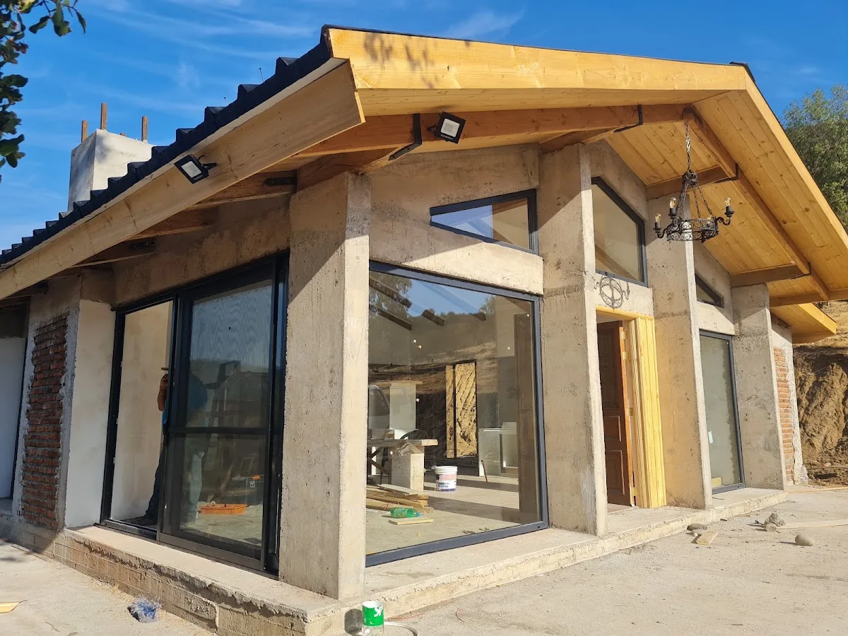 Casa con cerramiento completo de vidrio y aluminio instalado por Alumrod