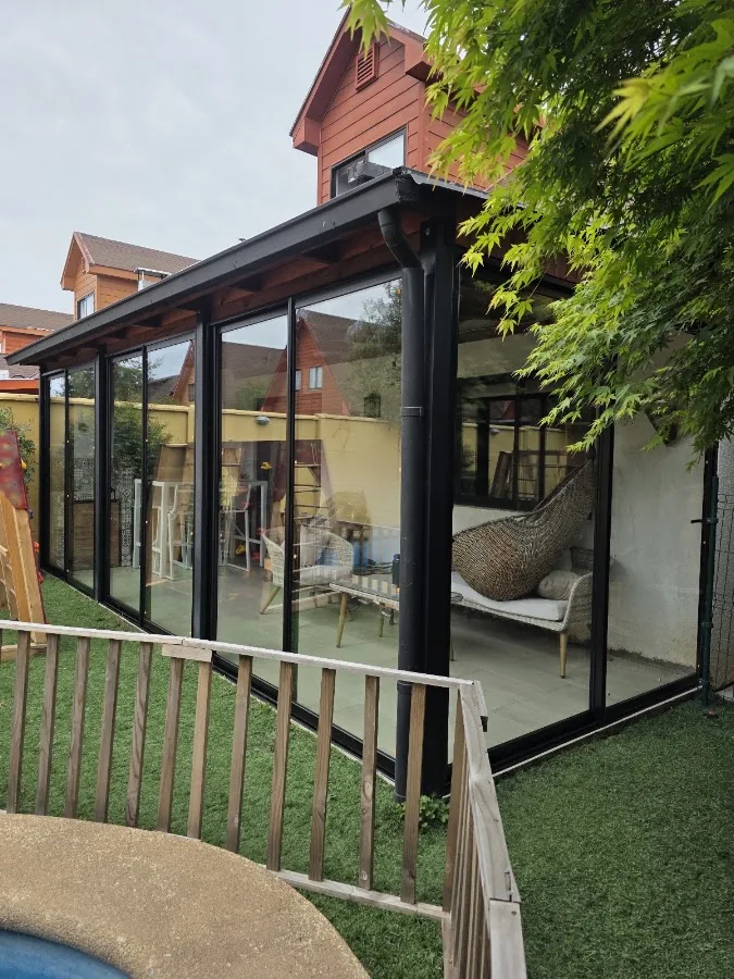 Fachada vidriada de aluminio instalada en casa