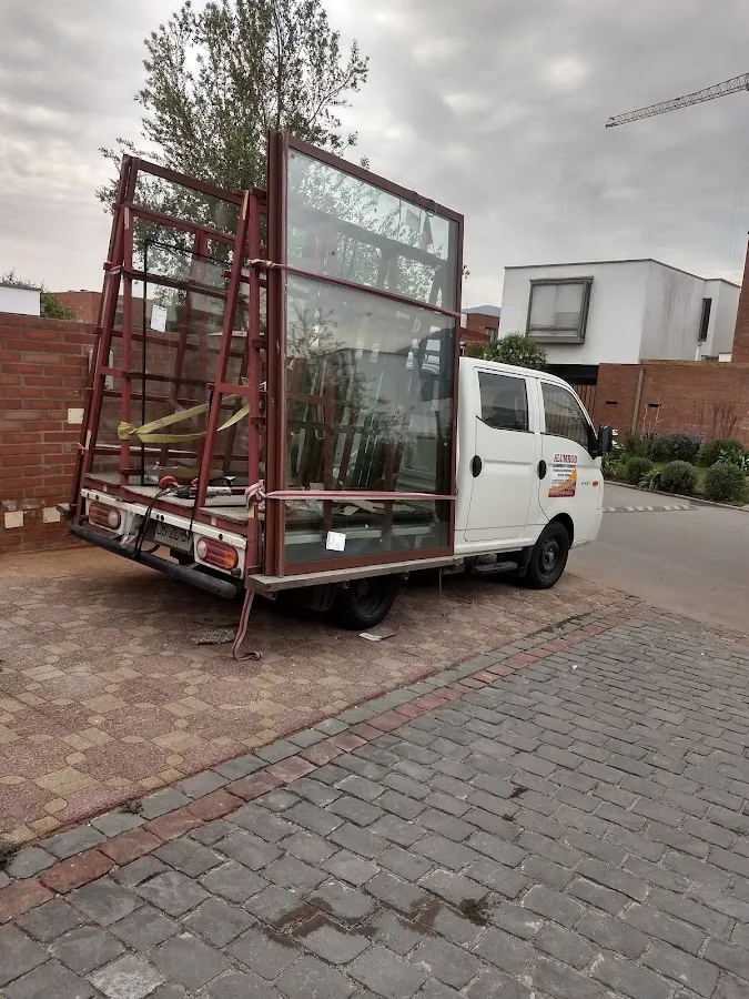 Furgón de Alumrod con racks para trasladar vidrios