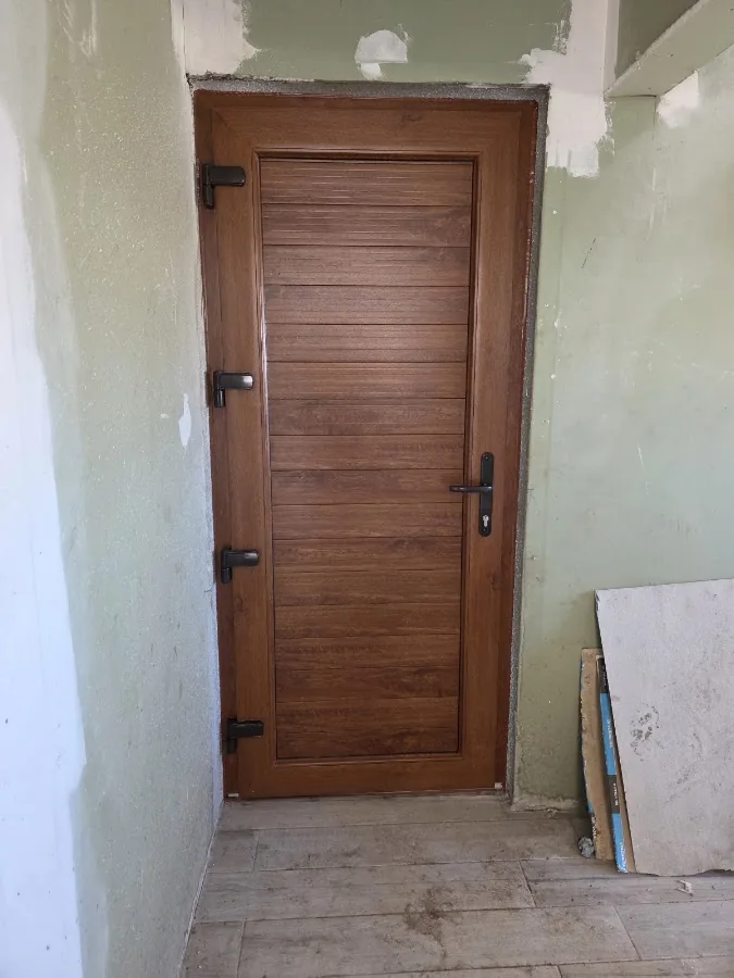 Puerta de aluminio tipo madera instalada por Alumrod