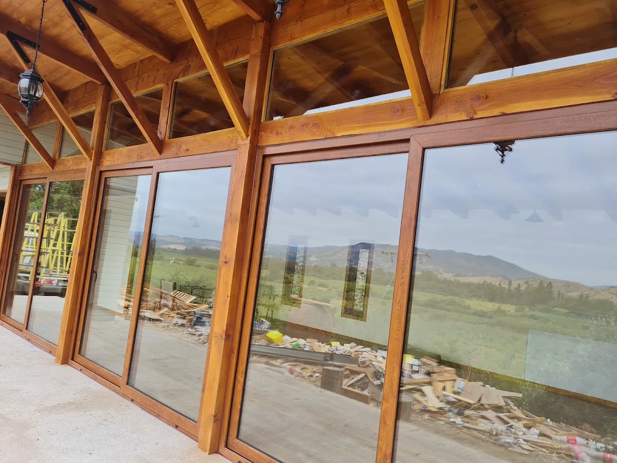 Cierre de terraza acristalado en perfil tipo madera