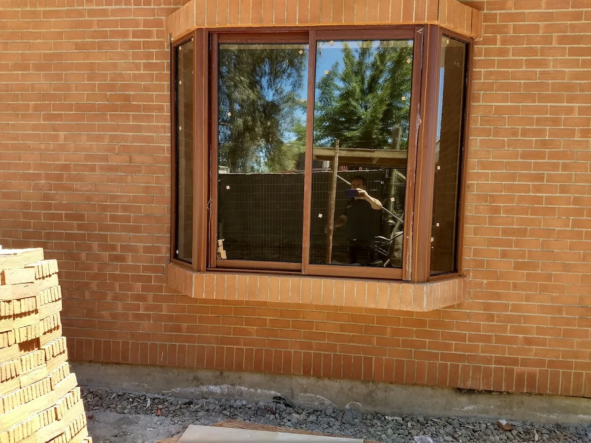 Ventana de aluminio instalada en muro de ladrillo