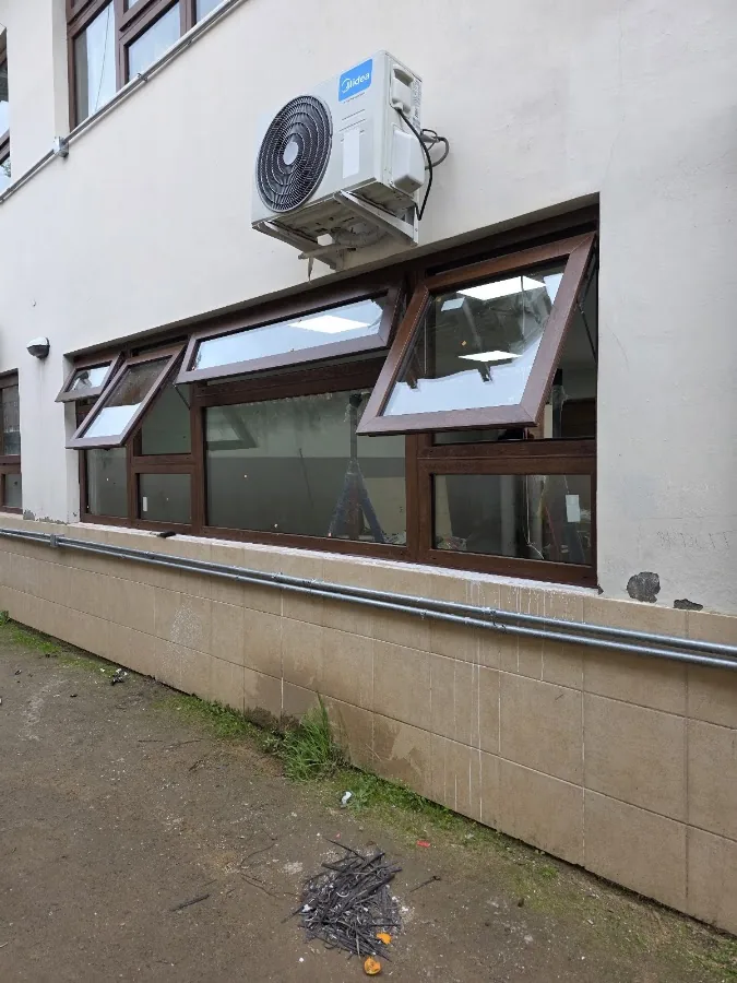 Ventana abatible de aluminio negro con termopanel