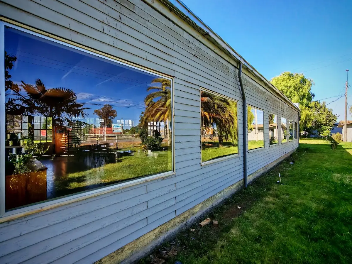 Casa con fachada completa en vidrio espejo instalada por Thonyglass