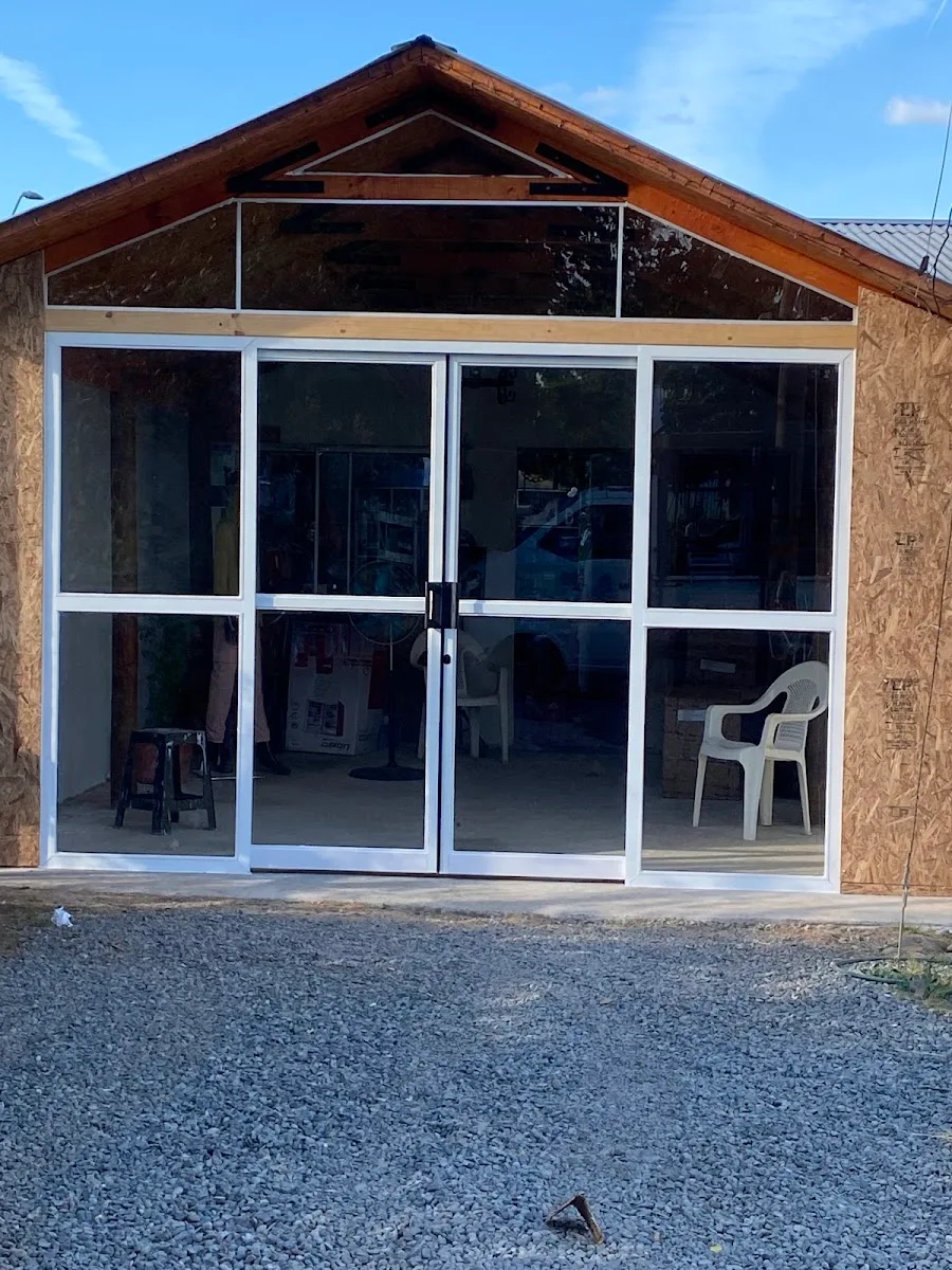 Puertas y ventanas en blanco — trabajo de Thonyglass en Talca