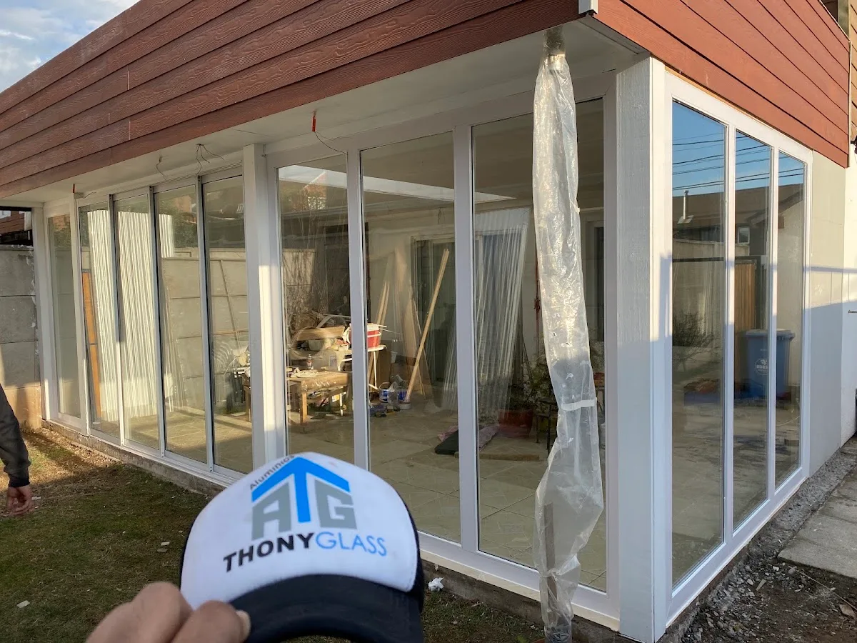 Cierre de terraza con correderas — trabajo de Thonyglass en Talca