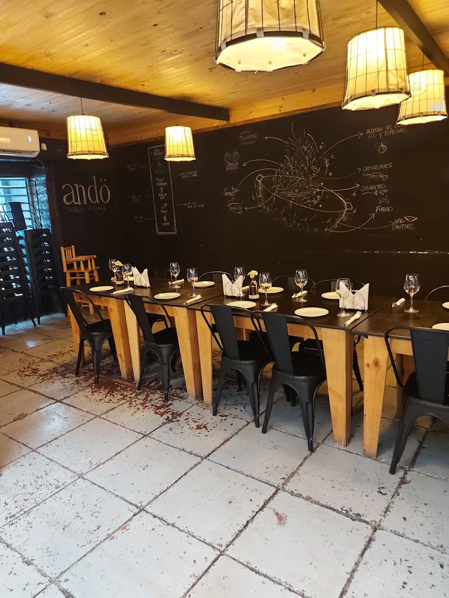 Mesas y sillas del salón de Andö en Av. España, Curicó