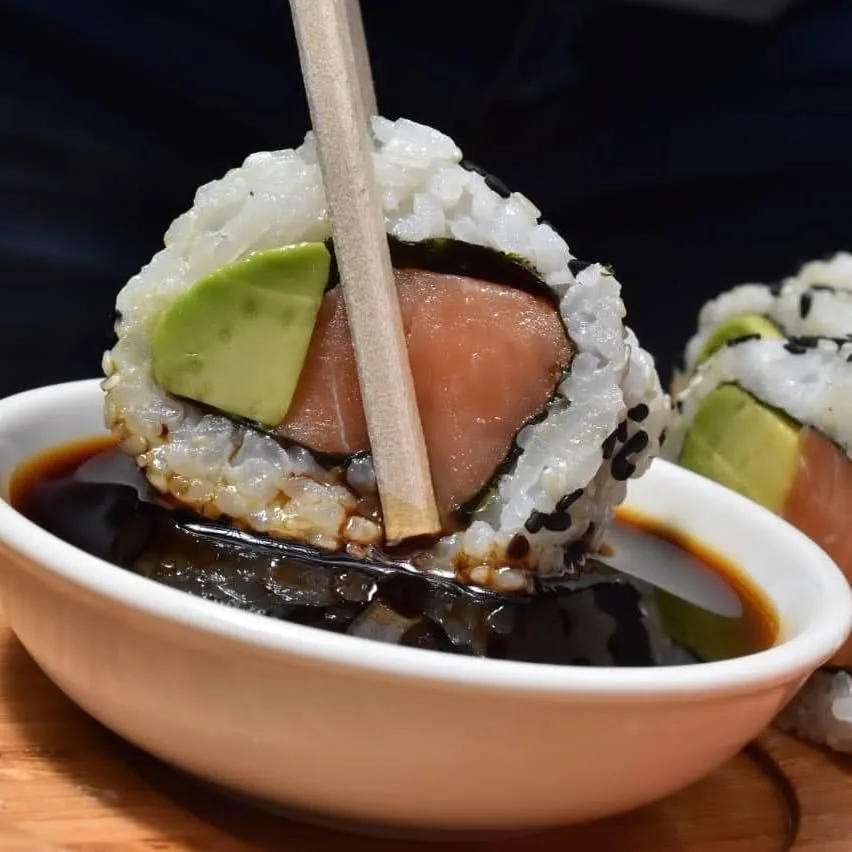 Roll de sushi de Andö mojado en soya, en primer plano