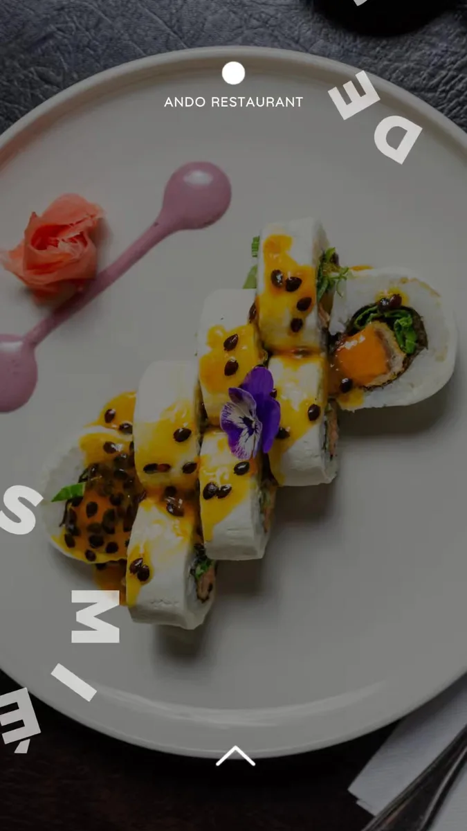 Rollos de sushi de Andö bañados en salsa de maracuyá