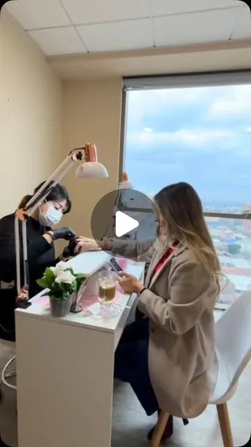 Estación de manicura de Andrea Beauty junto al ventanal, con vista a Talca