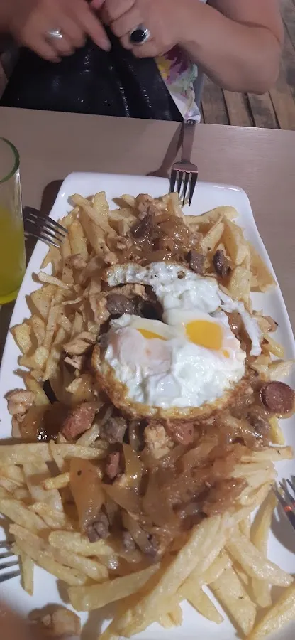 Chorrillana de Antümalen con papas, carne y huevo