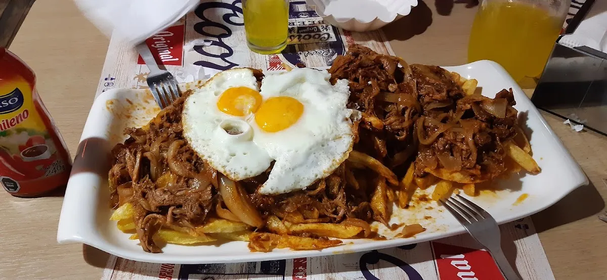 Plato de mechada con papas fritas servido en Antümalen