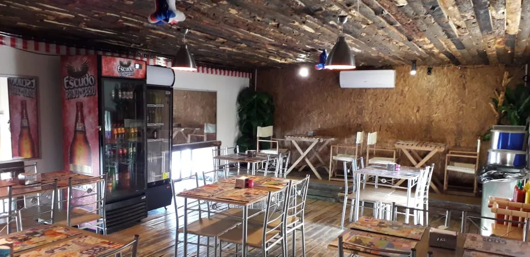 Salón interior de Antümalen con mesas y decoración cálida