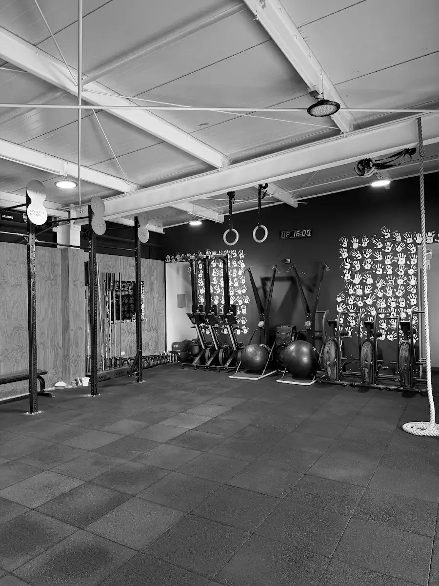 Interior del box de Aria CrossFit — HYROX Studio: racks, sogas y espacio de entrenamiento