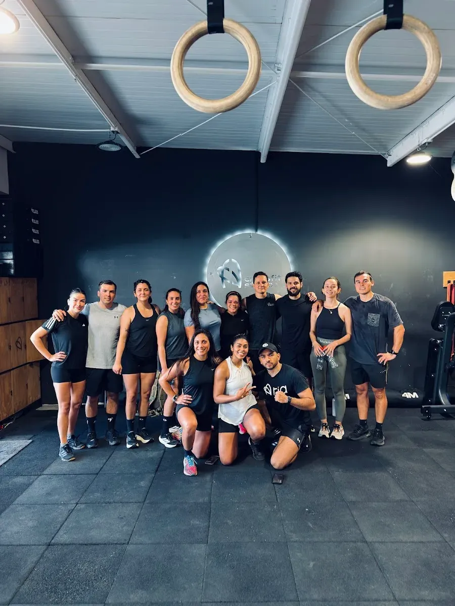 Clase en grupo dentro del box de Aria CrossFit