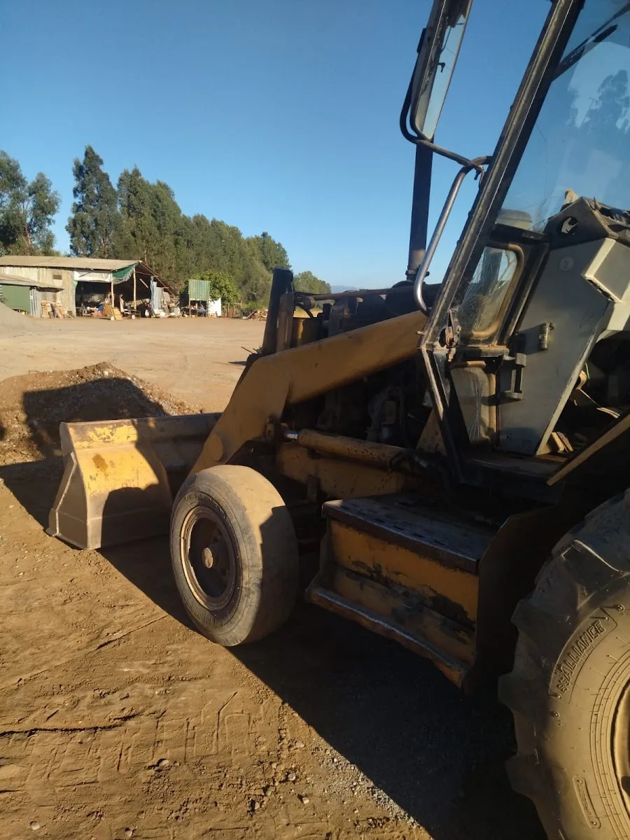 Cargador frontal CAT de Áridos Los Maitenes cargando material en la planta