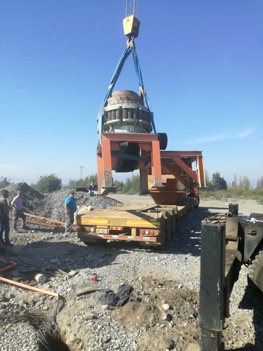 Excavadora de Áridos Los Maitenes trabajando en la planta del sector Queri