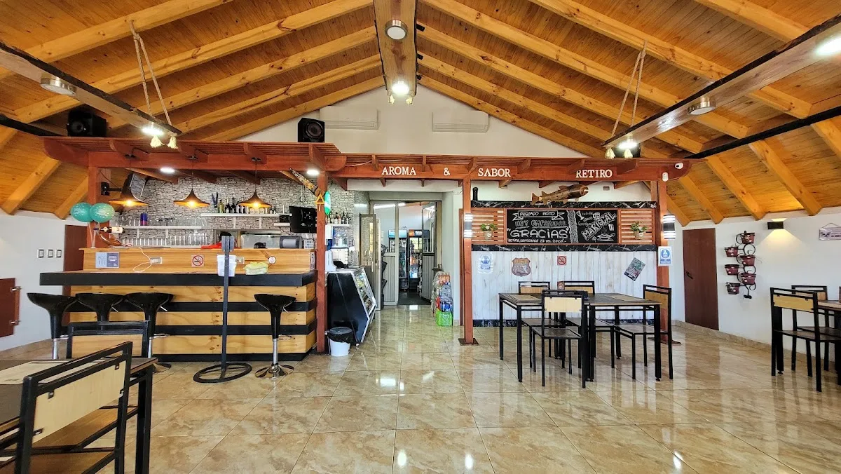 Salón de Aroma y Sabor con techo de vigas de madera