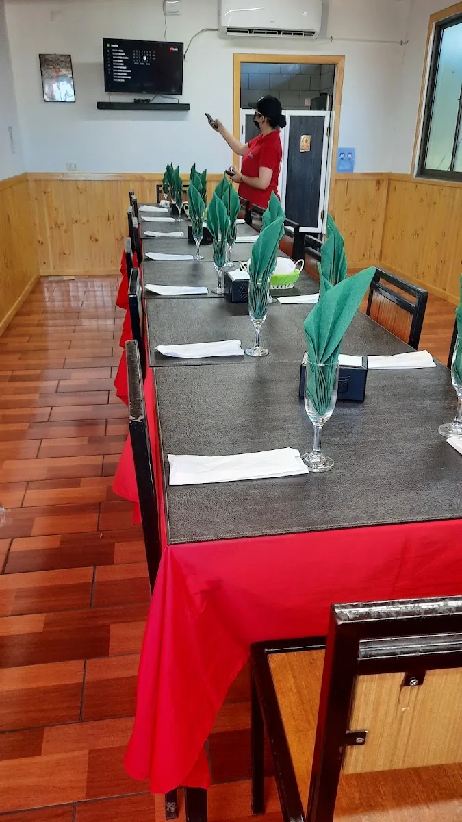 Mesa larga dispuesta para un almuerzo en Aroma y Sabor
