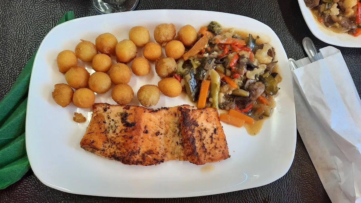 Salmón con papas doradas