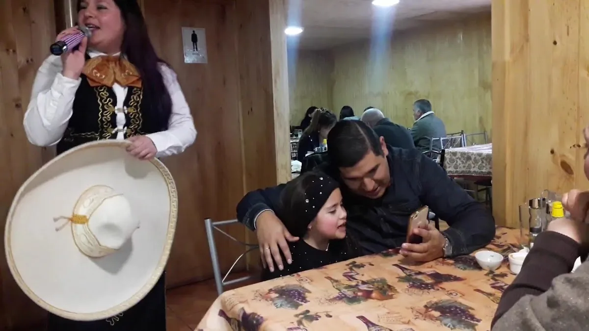 Cantante con micrófono animando una celebración en el comedor del restaurante