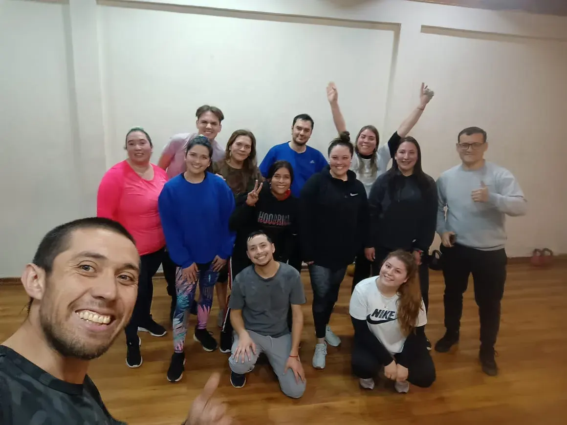 Selfie grupal del profe Jorge con su clase completa al final de la sesión en Atenas